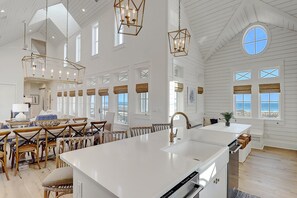 House (6 Bedrooms) | Interior