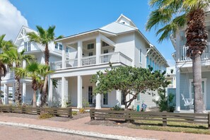House (4 Bedrooms) | Exterior