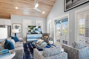 Interior - Sips Ahoy 191 BE (Port Aransas)