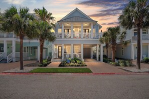 Interior - Sips Ahoy 191 BE (Port Aransas)