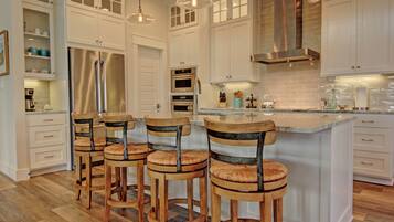 House (5 Bedrooms) | Exterior