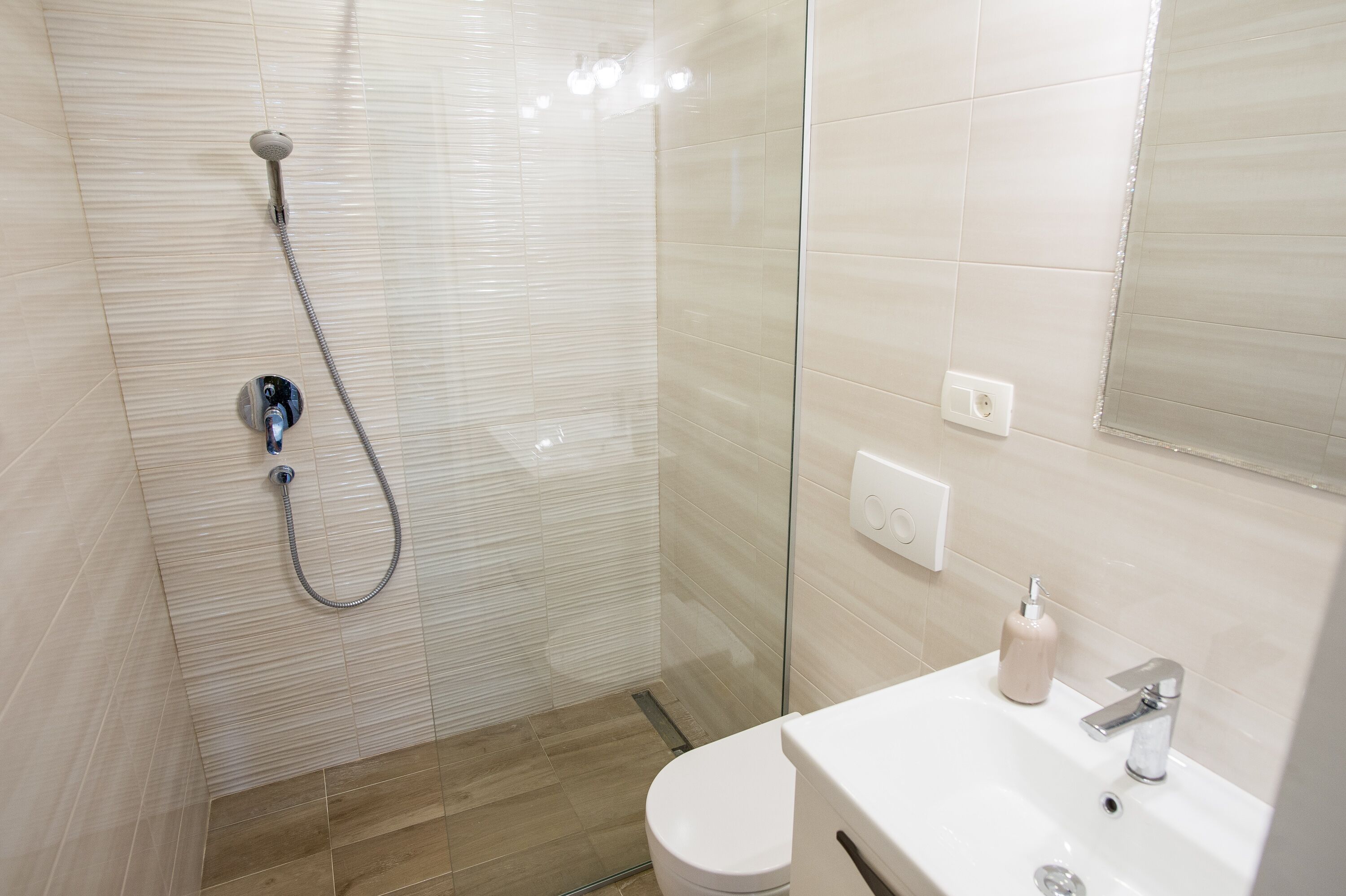Douche, sèche-cheveux, serviettes fournies, savon