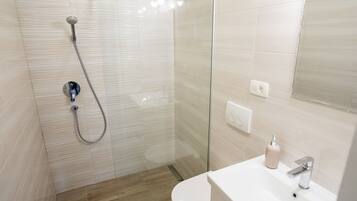 Douche, sèche-cheveux, serviettes fournies, savon