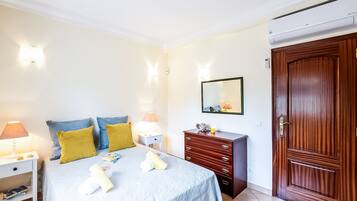 3 bedrooms, iron/ironing board, WiFi (free), bed sheets