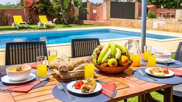 Et oppvarmet basseng