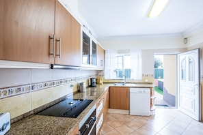 A kitchen with a stove, sink, and dishwasher. - Getaway w/ heatable pool and jacuzzi in Albufeira (Albufeira)