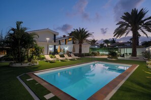 حمّام سباحة مُدفَّأ