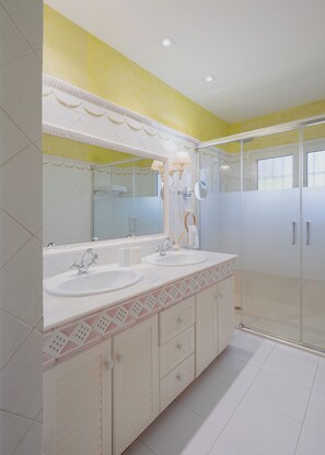 Douche, sèche-cheveux, bidet, serviettes fournies
