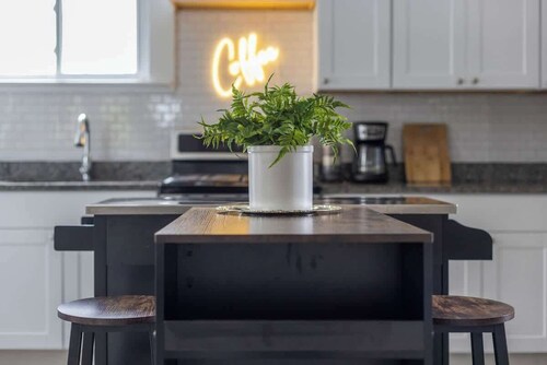 Large Renovated 4 Bedrooms! 9 min to Downtown CLE