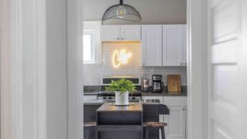 Réfrigérateur, four à micro-ondes, un four, surface de cuisson