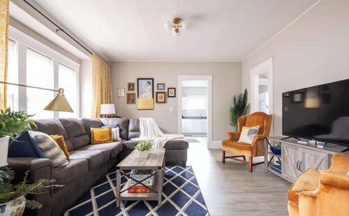 Large Renovated 4 Bedrooms! 9 min to Downtown CLE