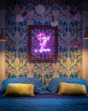 4 chambres, bureau, fer et planche à repasser, lit de bébé portatif