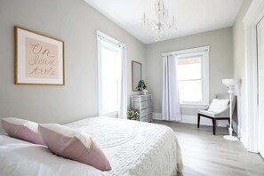 4 bedrooms, iron/ironing board, WiFi, bed sheets