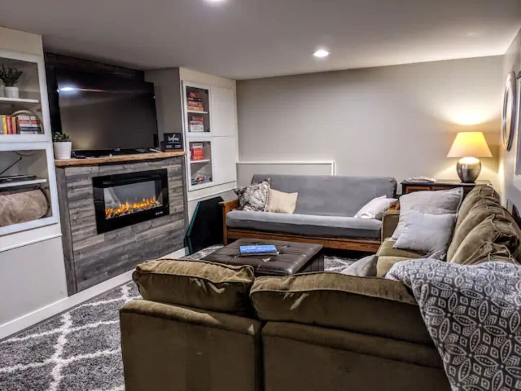 Cozy & Spacious Daylight Basement Suite +HOT TUB!