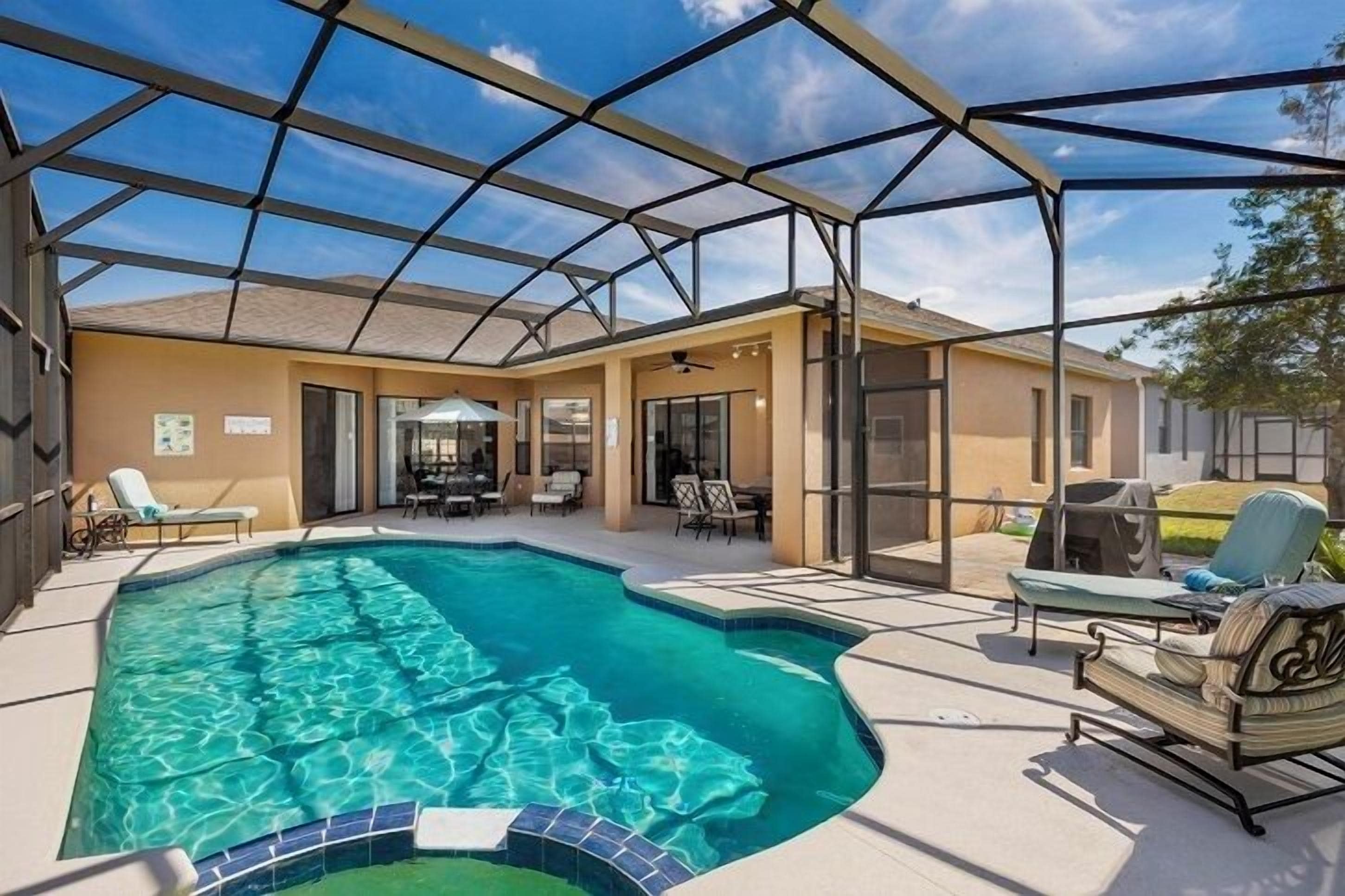 室外游泳池，日光浴躺椅