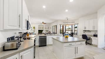 Family House, 5 Bedrooms | Private kitchen | Fridge, microwave, oven, stovetop