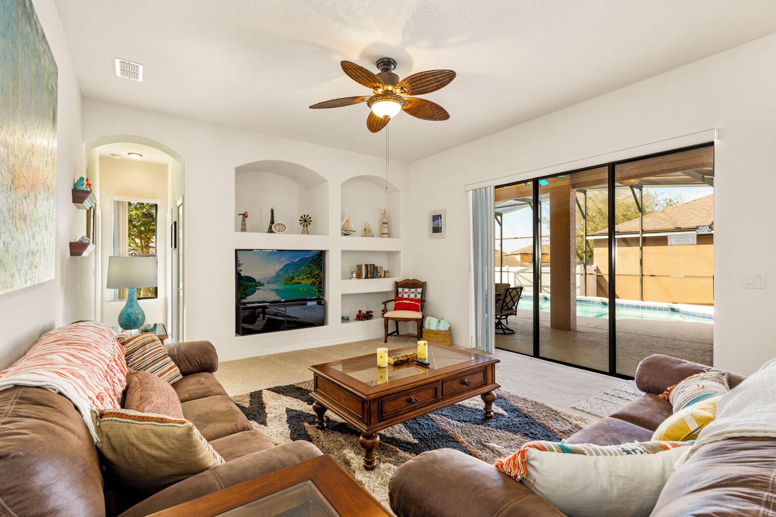 Casa família, 5 quartos | Área de estar | Smart TV, pebolim