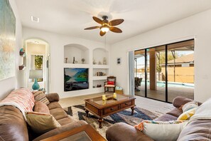 Familie huis, 5 slaapkamers | Woonruimte | Smart-tv en tafelvoetbal