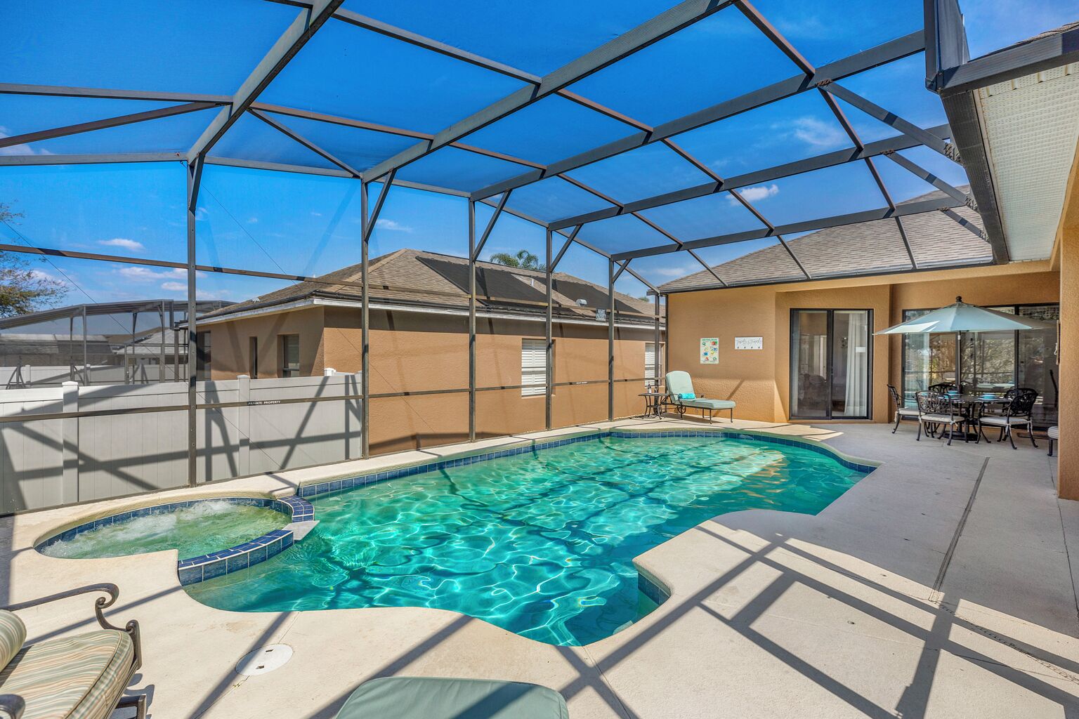 室外游泳池，日光浴躺椅