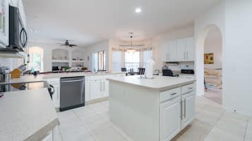 Family House, 5 Bedrooms | Private kitchen | Fridge, microwave, oven, stovetop