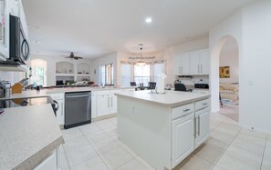 Family House, 5 Bedrooms | Dapur peribadi | Peti sejuk, ketuhar gelombang mikro, ketuhar, dapur 