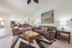 Casa família, 5 quartos | Área de estar | Smart TV, pebolim