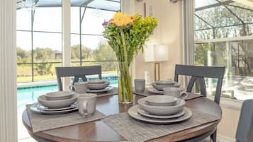 Family House, 5 Bedrooms | In-room dining