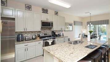 Family House, 5 Bedrooms | Private kitchen | Fridge, microwave, oven, stovetop