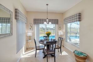 Family House, 5 Bedrooms | In-room dining