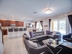 Casa familiar, 6 habitaciones | Área de sala de estar | Smart TV de 55 pulgadas con canales digitales y futbolito 