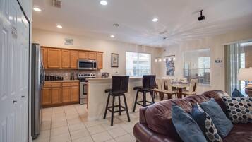 家庭獨棟房屋, 5 間臥室 | 起居區 | 55-吋智慧型電視、數位頻道、串流服務