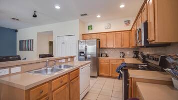 家庭獨棟房屋, 5 間臥室 | 起居區 | 55-吋智慧型電視、數位頻道、串流服務