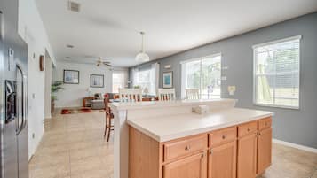 Casa familiar, 5 habitaciones | Cocina privada | Refrigerador, microondas, horno y parrilla de estufa