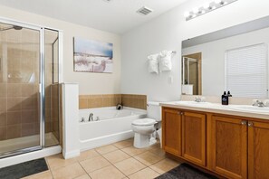 Family House, 5 Bedrooms | Bathroom | Hair dryer, towels, toilet paper