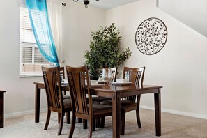Family House, 5 Bedrooms | Dining room