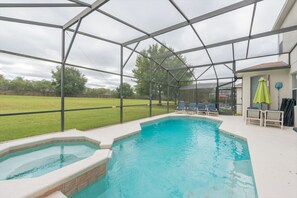 Piscine extérieure, parasols de plage, chaises longues