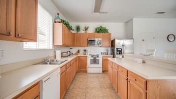 Casa familiar, 5 habitaciones | Cocina privada | Refrigerador, microondas, horno y parrilla de estufa