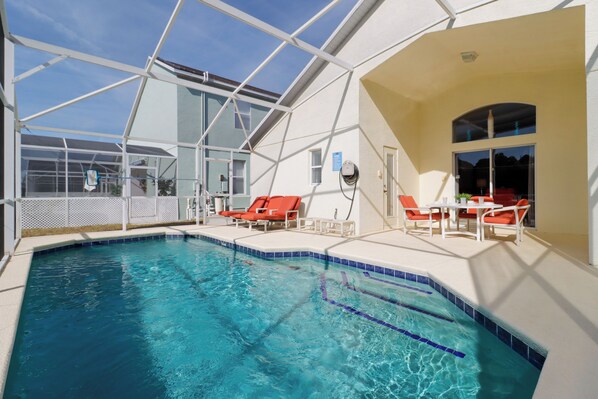 Outdoor pool, pool loungers - Dreamville 4 Bedrooms (Davenport)