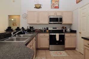 Family House, 4 Bedrooms | Private kitchen | Fridge, microwave, oven, stovetop