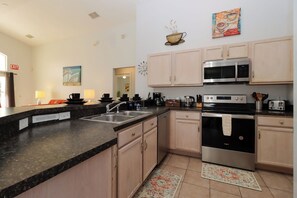 Family House, 4 Bedrooms | Private kitchen | Fridge, microwave, oven, stovetop