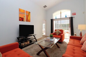 Perhetalo, 4 makuuhuonetta | Oleskelualue | 40–tuumainen televisio, jossa digitaalikanavat