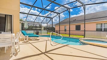 Piscina a l'aire lliure i gandules