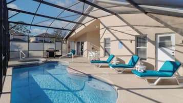 Piscina externa, espreguiçadeiras