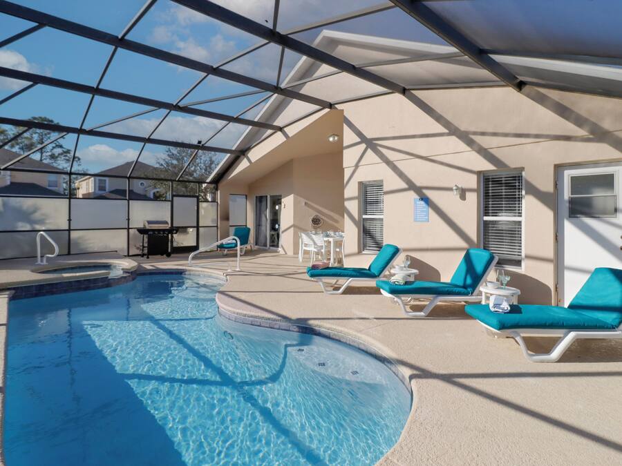 Utendørsbasseng og solsenger