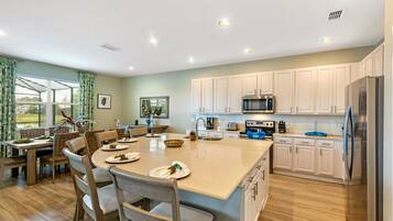Family House, 6 Bedrooms | Private kitchen | Fridge, microwave, oven, stovetop
