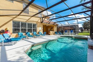 Piscine extérieure, chaises longues