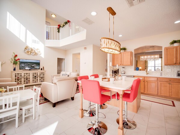 Family House, 6 Bedrooms | Private kitchen | Fridge, microwave, oven, stovetop