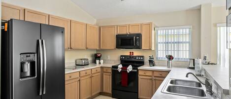 Family House, 4 Bedrooms | Private kitchen | Full-sized fridge, microwave, oven, stovetop