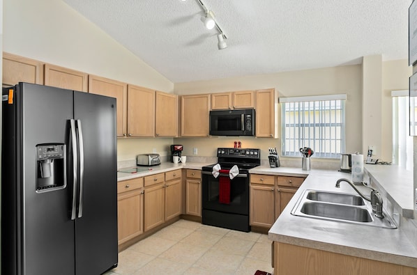 Family House, 4 Bedrooms | Private kitchen