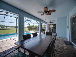 รับประทานอาหารกลางแจ้ง